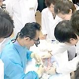 平成27年10月15日 デンツプライ本社にて、豚骨を使った切開、剥離、縫合の実習